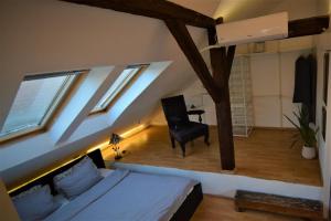 奥拉迪亚CASA ADO的一间卧室配有一张床、一把椅子和窗户。
