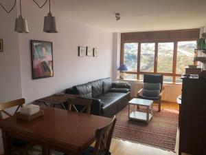 福米加尔Ski & relax Apartment的客厅配有沙发和桌子