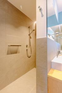 拉纳La Villetta N°17的带淋浴和盥洗盆的浴室