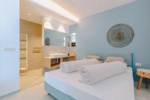 拉纳La Villetta N°17的卧室配有白色的床和水槽