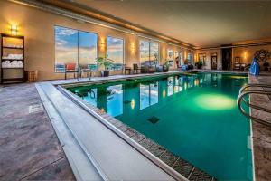布拉夫沙漠玫瑰小屋度假酒店的在酒店房间的一个大型游泳池