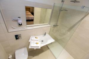 卡尔维Hotel Cesario的一间带水槽、淋浴和卫生间的浴室