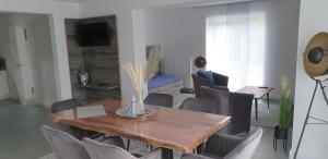维林根Appartementhaus kleines Glück &MeineCardPLUS的客厅配有木桌和椅子