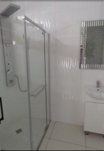 昆斯敦Beverley Hills guesthouse的带淋浴和盥洗盆的白色浴室