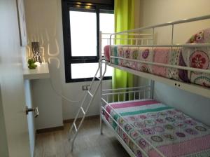莫莱拉Camalavi的一间卧室设有两张双层床和一扇窗户。