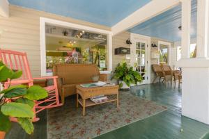 基韦斯特Key West Villas的门廊配有沙发、椅子和桌子