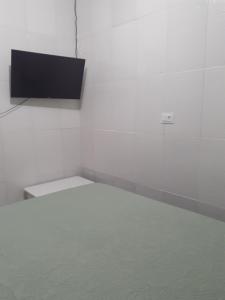累西腓Apartamento Centro de Convenções的白色的房间,墙上配有电视
