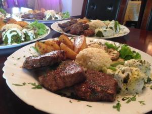 德巴尔Hotel Kolonja's的桌上一盘带肉和蔬菜的食物