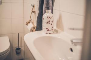 吕讷堡Stadtblick的浴室水槽和一瓶肥皂