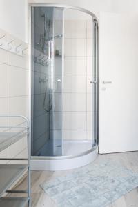 别尔斯克-比亚拉Hostel Zakątek ulica Grunwaldzka的浴室里设有玻璃门淋浴