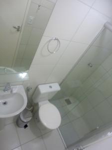 福塔莱萨波隆戈迪旅馆的一间带卫生间、水槽和镜子的浴室