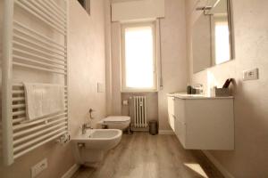 曼托瓦Residenza Bonomi 23的白色的浴室设有水槽和卫生间。