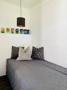 伯尔格伦德-雷特维施Appartement-Boergerende的卧室配有白色墙壁上的床铺