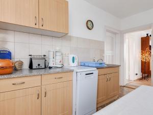AltenfeldCozy Apartment in Altenfeld with Garden的厨房配有木制橱柜和白色的电器
