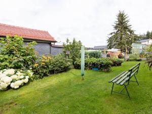 AltenfeldCozy Apartment in Altenfeld with Garden的坐在院子草地上的公园长凳