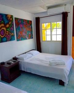 格兰德岛Hotel Cocotal的一间卧室设有两张床和窗户。