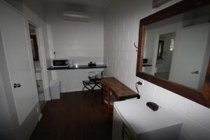 汤斯维尔殖民玫瑰汽车旅馆的一间带水槽和镜子的小浴室