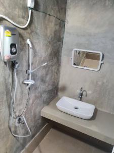 南邦Baanrimdoi Resort Lampang的带淋浴和盥洗盆的浴室