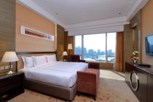 南京Crowne Plaza Nanjing Jiangning, an IHG Hotel的酒店客房设有一张床和一个大窗户