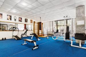 阿德勒Санаторий Адлеркурорт корпус Коралл的一间健身房,里面设有数个健身器材