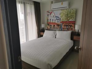 迈考海滩APARTMENTS MBC的卧室配有白色的床和窗户