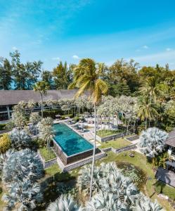 奈扬海滩The Slate, Phuket的享有度假村的空中景致,设有游泳池和棕榈树