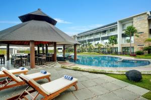 班贾尔马辛瑞雅婆罗洲马辰酒店的一个带椅子和凉亭的度假游泳池