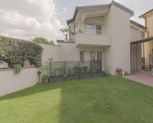 维罗纳Villa Joy - Luxury chalet的白色的房子,有绿草的院子