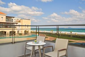赫索尼索斯Atlantica Caldera Palace的一个带桌椅的海景阳台