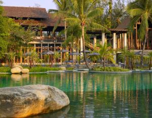 奈扬海滩The Slate, Phuket的棕榈树和水池的度假村