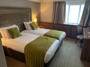 金斯林公爵黑德酒店的酒店客房设有两张床和窗户。