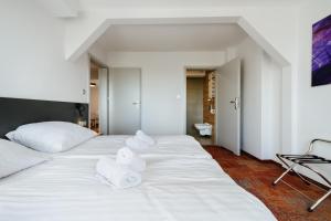 厄尔科Horeka Hotel & SPA的客房内的两张床和毛巾