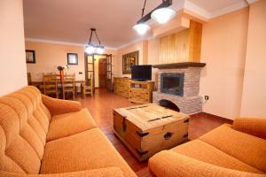 比利亚尔瓦德拉谢拉El Mirador de la Serrania的客厅设有两张沙发和一个壁炉