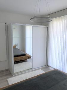 蒙泰Les Dents-du-Midi的卧室设有玻璃门,配有一张床
