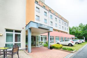 开姆尼茨ACHAT Hotel Chemnitz的外面有桌椅的酒店