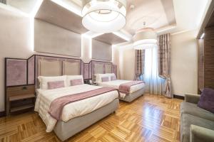 佛罗伦萨索罗体验酒店的一间带两张床和一张沙发的卧室