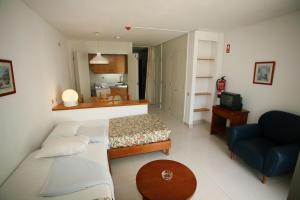 阿尔布费拉Apartamentos Edificio Albufeira - Alojamento Local的一个小客厅,配有一张床和一张沙发