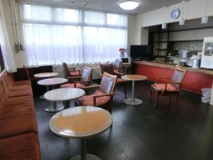 Biz Hotel Shiojiri Ekimae的厨房或小厨房