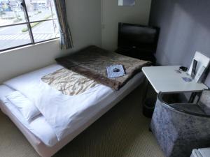 Biz Hotel Shiojiri Ekimae客房内的一张或多张床位