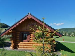 普列维扎Camp PACHO的小木屋,设有红色屋顶