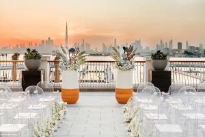 迪拜云溪港葳达酒店的婚礼仪式,有白色的椅子和鲜花