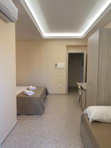 特罗佩阿Vittorio Veneto Accomodation - Tropea city center的一间医院间,配有两张床和一张桌子