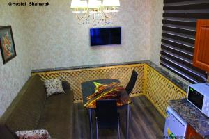 阿克托比SHANYRAK Гостевой дом的餐厅设有1个带桌子和沙发的亭子