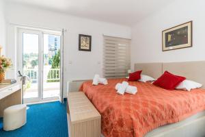 杜布罗夫尼克杜布罗夫尼克酒店的一间卧室配有一张带红色和白色枕头的大床