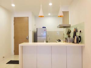 普崇Skypod Residence Puchong的厨房配有白色橱柜和冰箱。