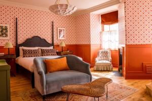 泰晤士河畔金斯顿The Mitre, Hampton Court的一间卧室配有一张床和一把椅子
