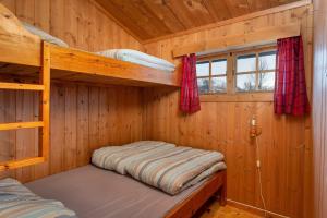 MaurvangenBesseggen Fjellpark AS的小木屋内一间卧室配有双层床