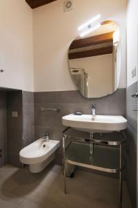 奥维多La Cava dei Sogni的一间带水槽和镜子的浴室