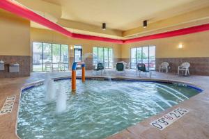奥什科什奥什科什康福特套房酒店的一座带水滑梯的室内游泳池