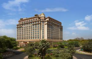 新德里新德里里拉宫殿酒店的一座拥有许多窗户的大型建筑